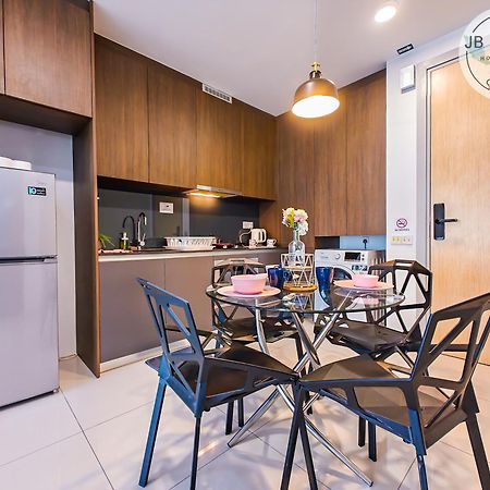 Grand Medini Suites By Rr Jbcity ヌサジャヤ エクステリア 写真