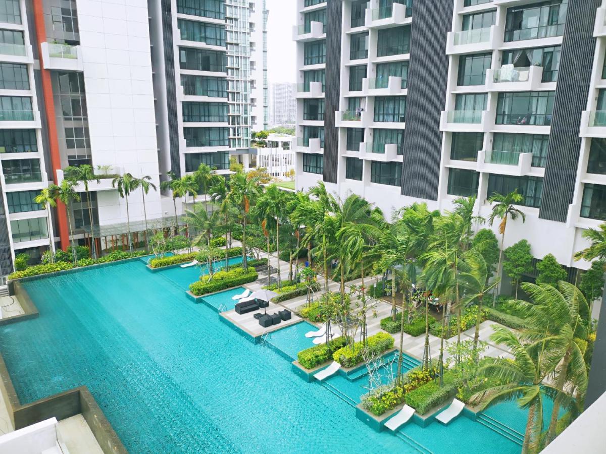 Grand Medini Suites By Rr Jbcity ヌサジャヤ エクステリア 写真